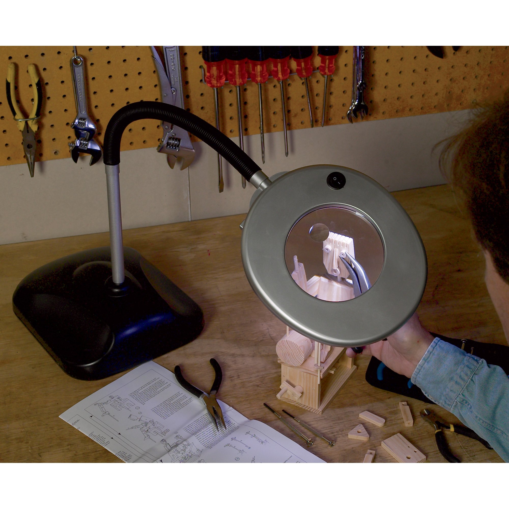 Cordless Magnifying Hobby Lamp | Northern Tool